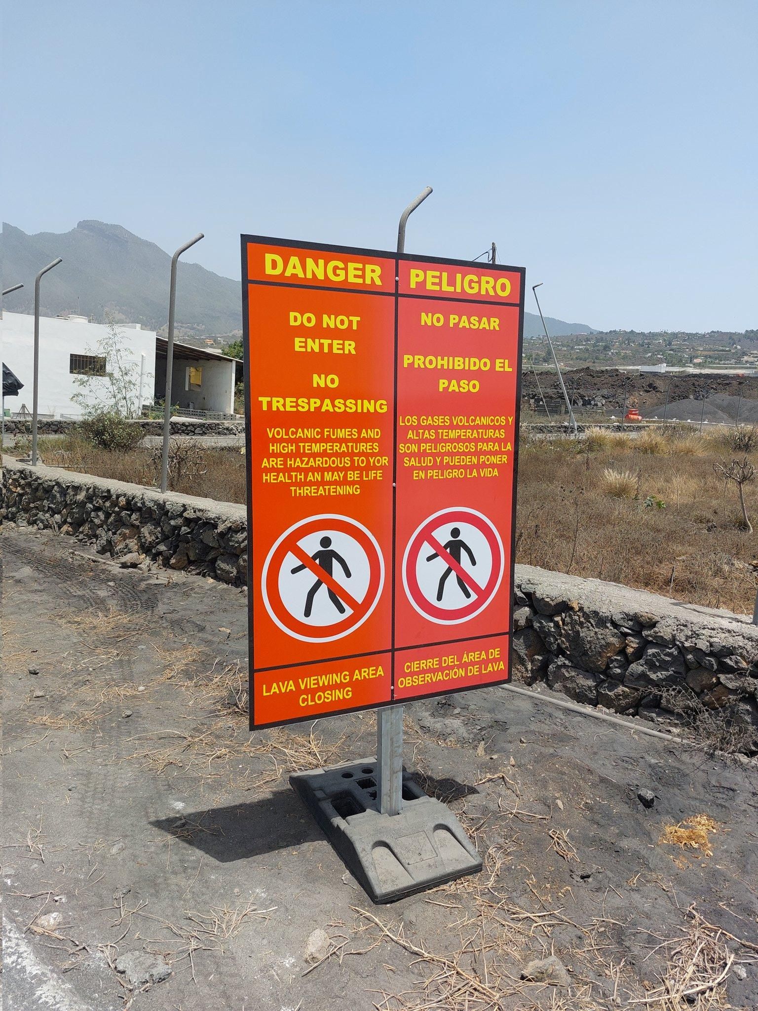 Indicador de prohibido el paso colocado en la vía que atraviesa las coladas de norte a sur abierta al tráfico de doble sentido el pasado 1 de agosto.