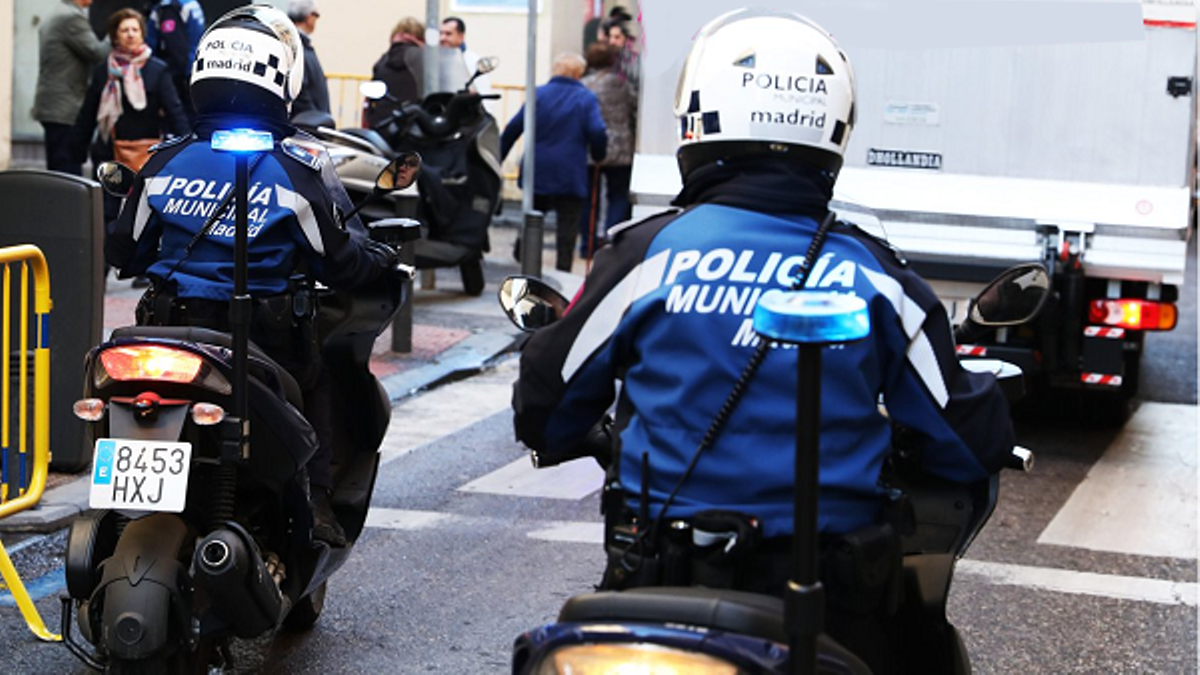 Un policía municipal atropella a tres jóvenes en un paso de peatones de Gran Vía durante las celebraciones del Orgullo