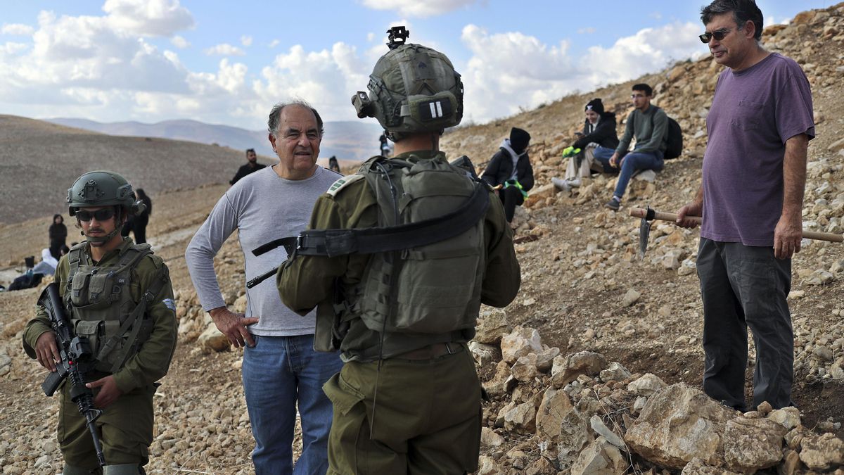 Aretirali nekdanjo glavno vojaško odvetnico zaradi uhajanja posnetka zlorabe palestinskega zapornika; osumljena poskusa samomora.