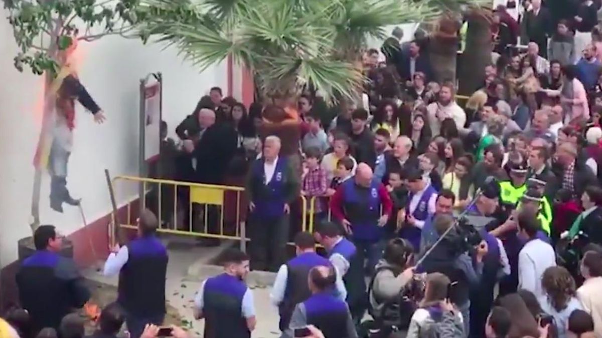 Momento en el que queman la figura de Puigdemont en Coripe (Sevilla)