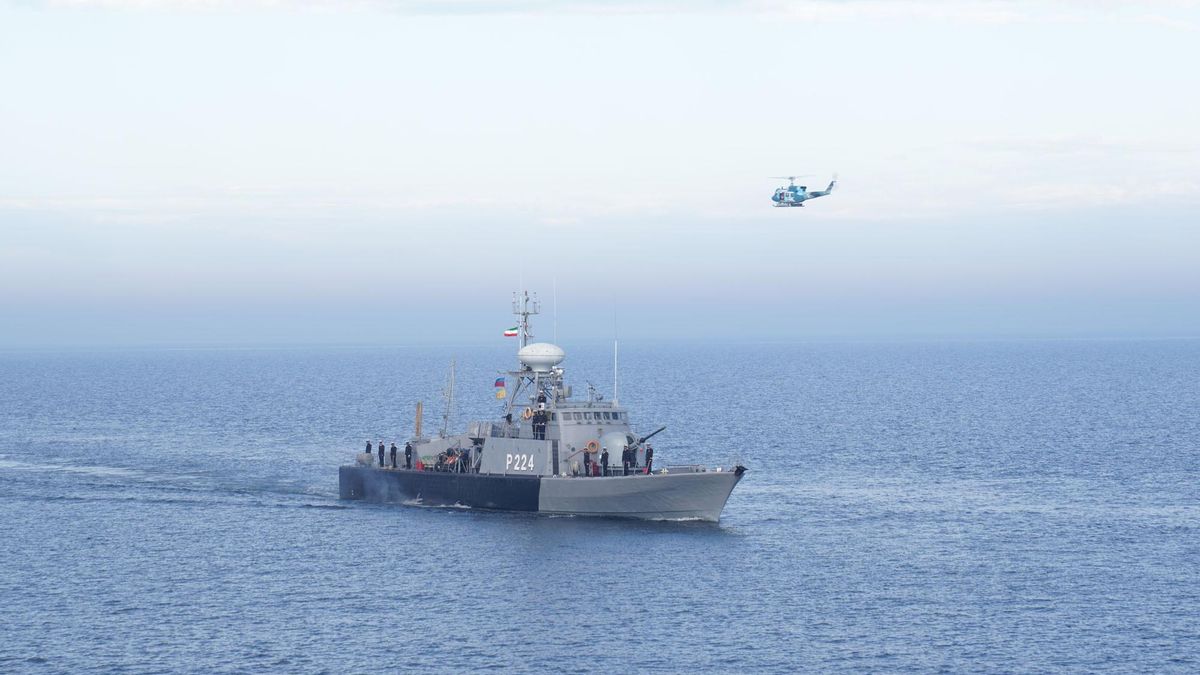 Un buque de la Armada de Irán en el estrecho de Ormuz.