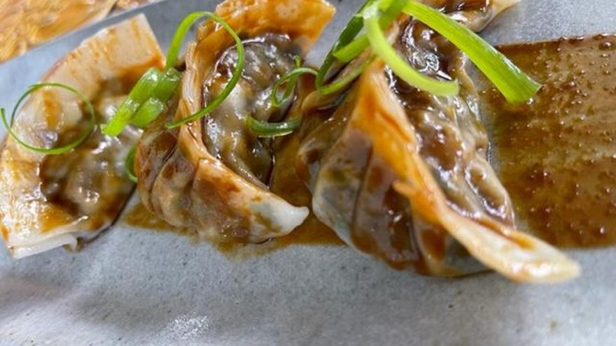 Gyozas de pato con salsas de cerezas