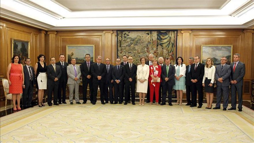 Alcaldes de Almería entregan un premio a la Reina por su apoyo tras las inundaciones