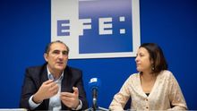 El director de Bodegas Ramón Bilbao, situadas en Haro (La Rioja), Rodolfo Bastida y la responsable del Departamento de Innovación de Vinos de Zamora Company, Rosana Lisa, durante la entrevista este sábado donde han informado sobre el proyecto de investigación que busca evitar que la luz dañe el aroma y el color de los vinos embotellados.