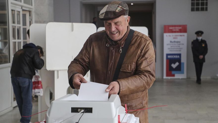 Un hombre emite su voto en una mesa electoral en Moscú.