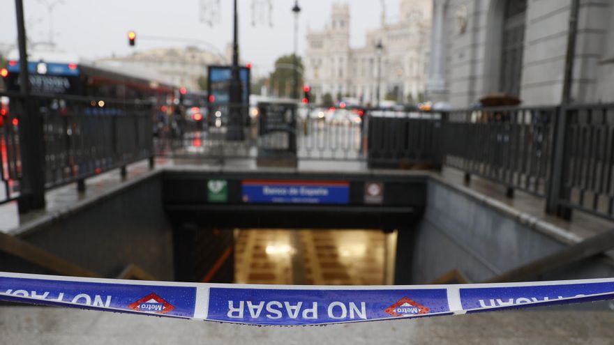 Vista del acceso a la entrada de la boca del Metro Banco de España, este jueves en Madrid