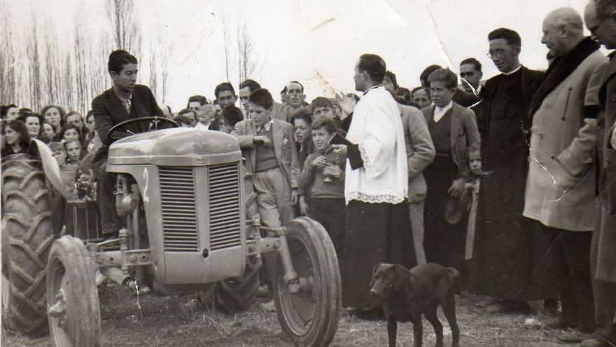 Cura bendiciendo el primer tractor que hubo en Abánades y que era de bien común, aprox. 1955 (Fondo Fotográfico Los Legados de la Tierra- JCCM )