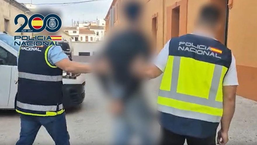 Momento de la detención del joven en Alfafar este viernes por parte de la Policía Nacional.