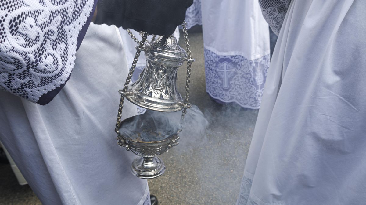 Huele a incienso al paso de los acólitos de las Cigarreras