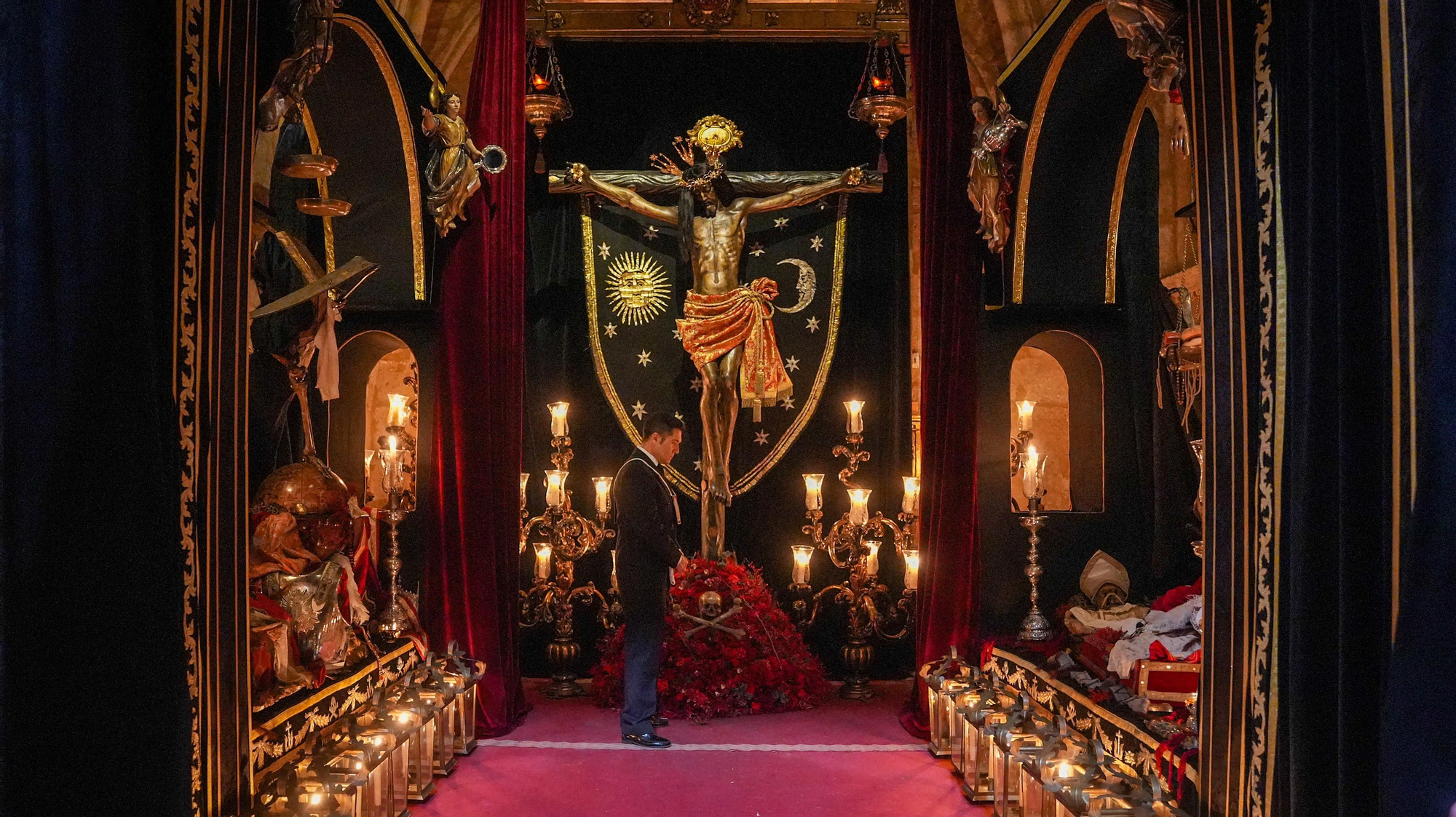 Los besapiés de Jesús Rescatado y del Cristo del Remedio de Ánimas, y el besamanos de Jesús, Divino Salvador, en su Prendimiento, en imágenes