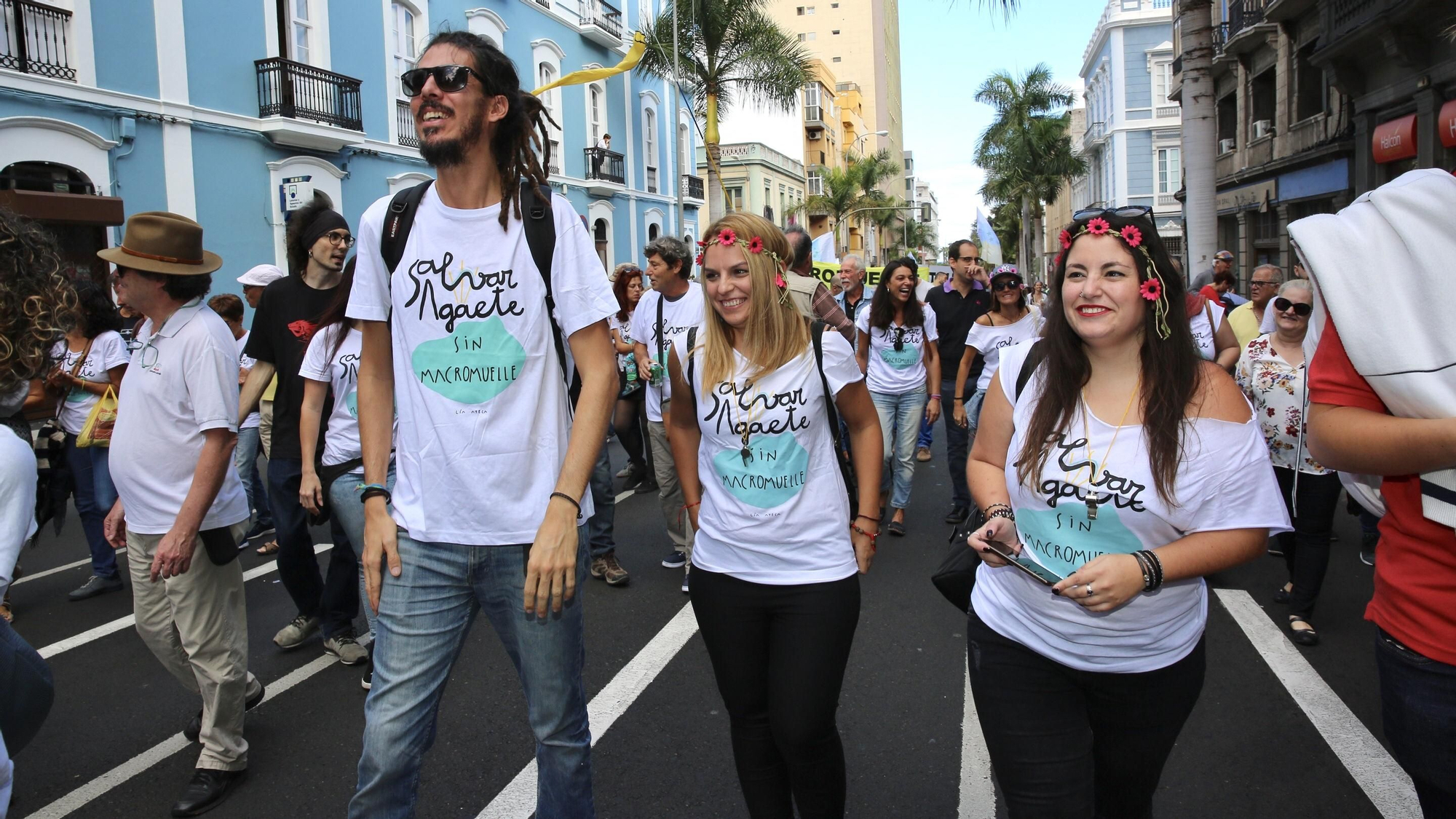 Los diputados de Podemos Alberto Rodríguez y Noemí Santana junto a Laura Fuentes.