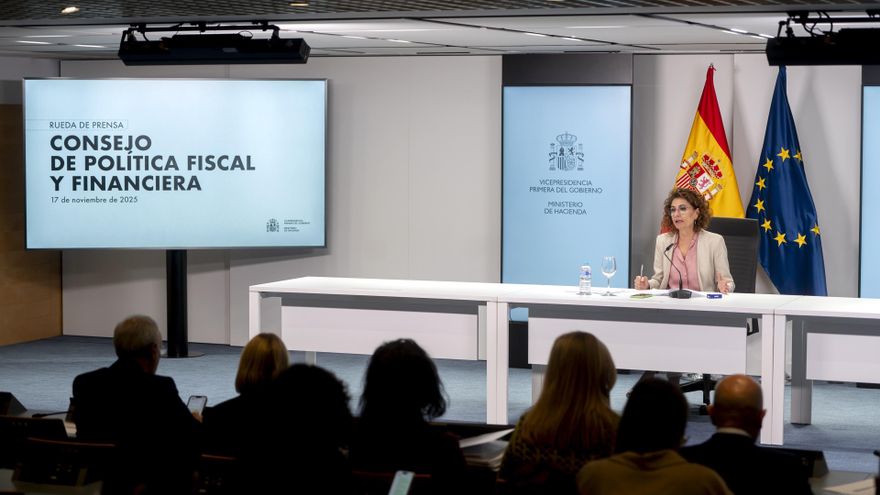 La vicepresidenta primera y ministra de Hacienda, María Jesús Montero, durante una rueda de prensa tras la reunión del Consejo de Política Fiscal y Financiera (CPFF), en el Ministerio de Hacienda, a 17 de noviembre de 2025, en Madrid (España). Durante la