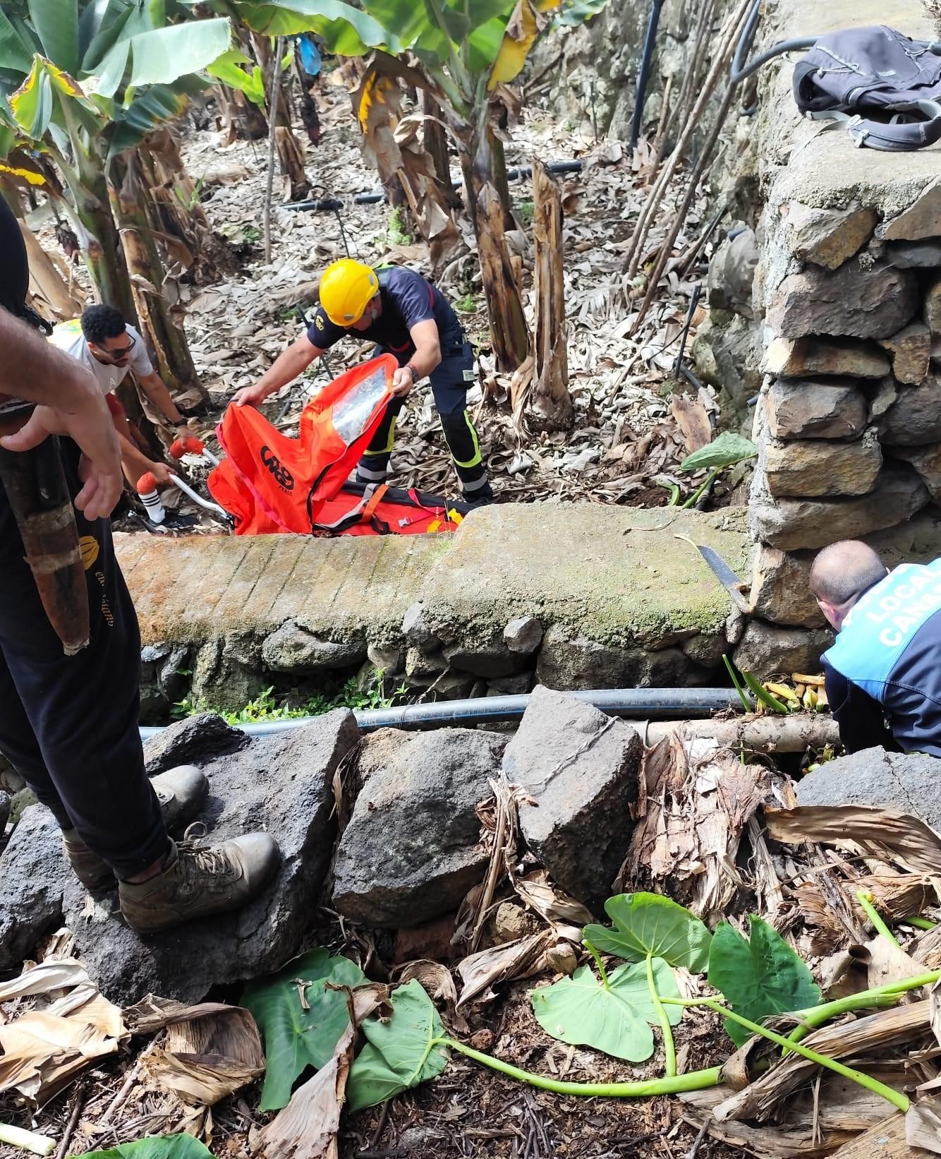 Los equipos de emergencias atiende al herido tras sufrir una caida en San Andrés y Sauces.