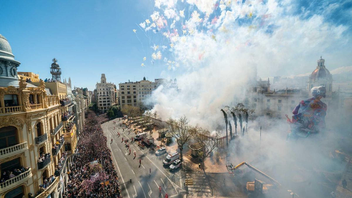 Tradicional mascletà en la Plaza del Ayuntamiento