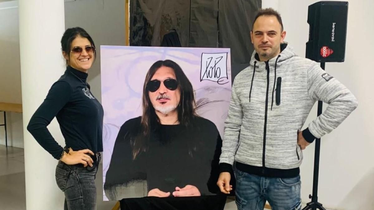 Retrato de Lolo flanqueado por dos de sus hijos, hoy en Fabero.