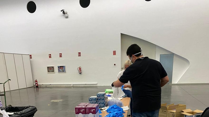 En el centro logístico del Recinto Ferial se preparan los lotes con material sanitario para su reparto.