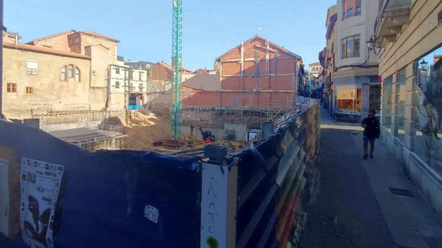 Tirar tres fachadas protegidas de Rúa le cuesta 2.400 euros a León y 10.000 a la constructora, y además recurribles
