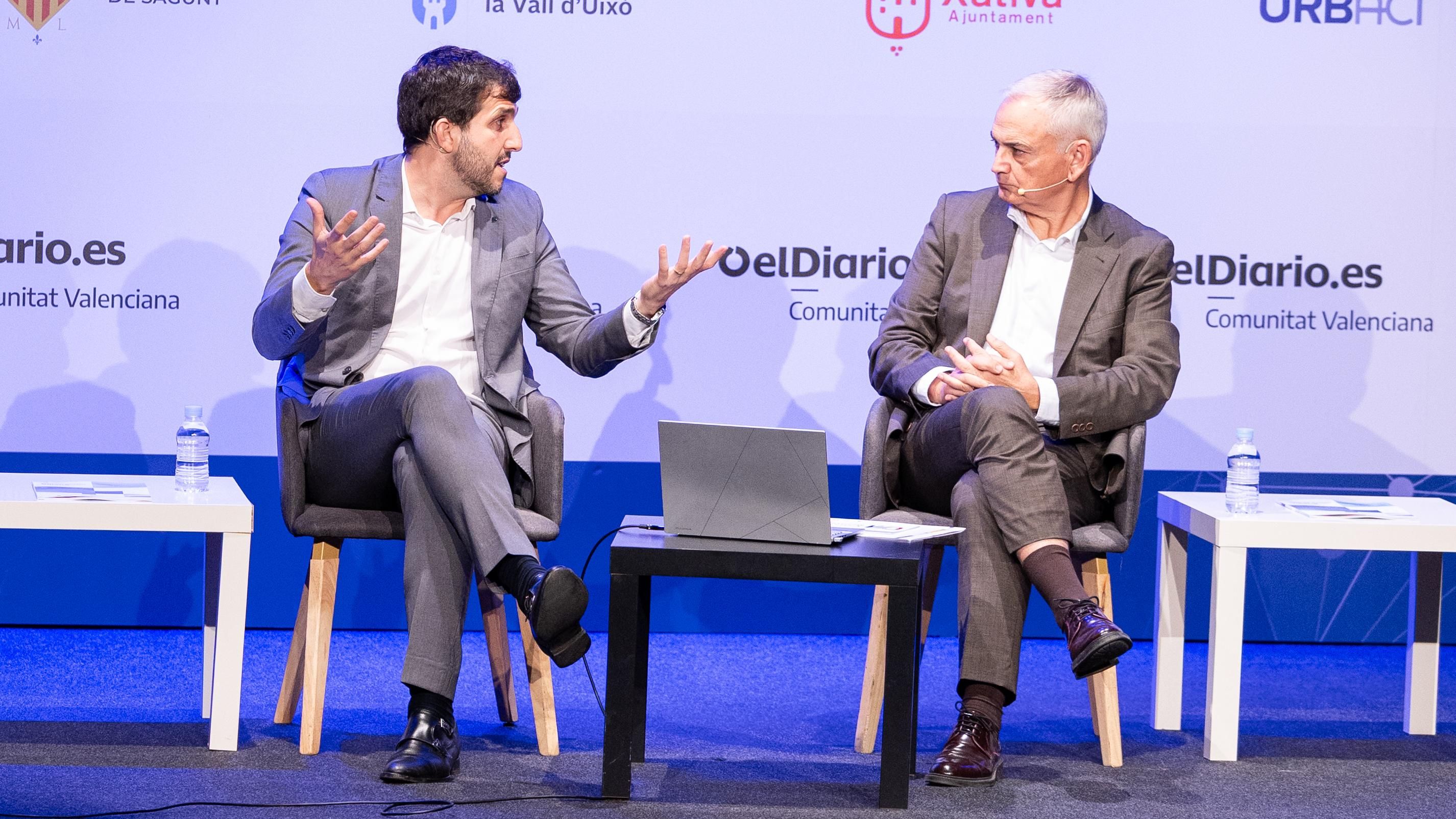 El director de elDiario.es en la Comunitat Valenciana, Sergi Pitarch, dialoga con el Comisionado del Gobierno para el Corredor Mediterráneo, Josep Vicent Boira, en el II Foro Municipalista Corredor Mediterráneo celebrado en Villena.