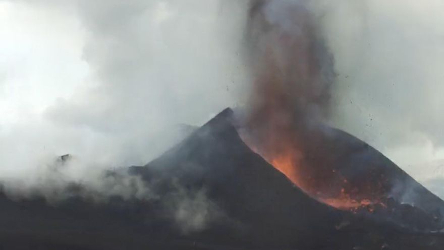 La actividad eruptiva se concentra en el nuevo cono, donde hay derrumbes