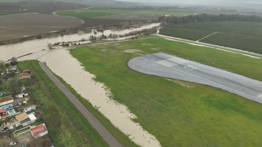 Vista aérea de cómo llega el agua al Aeropuerto de Córdoba