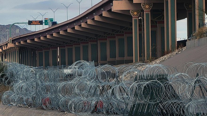 El cerco de púas de Texas con México persiste pese al fallo judicial y migrantes heridos
