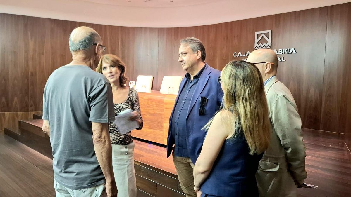 El fiscal de Memoria Democrática, Carlos Yáñez (con chaqueta azul) junto a los participantes en la jornada sobre procedimientos de anulación de condenas franquistas.