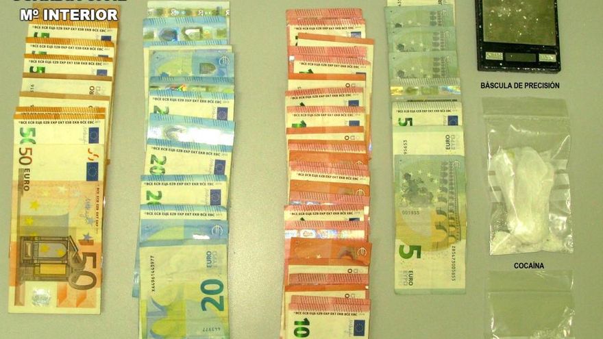 Droga y dinero intervenidos por la Guardia Civil en La Bañeza.