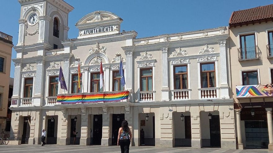 La bandera LGTBI  colgaba del Ayuntamiento de Guadalajara el 17 de junio, antes de la constitución del ayuntamiento en el que gobernará el PP en coalición con la extrema derecha
