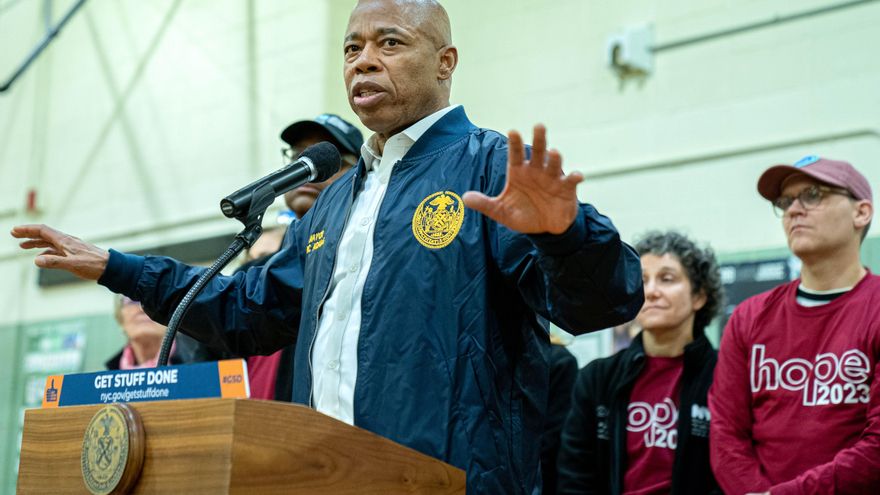 El alcalde de Nueva York envió 28 familias de migrantes a Florida y 14 a Texas, según medio