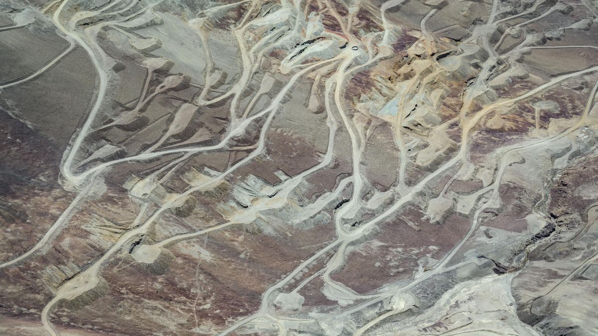 Aperturas de caminos, remoción de suelo y delimitaciones para futuras tareas exploratorias en sectores de alta montaña en la Cordillera de los Andes, en Argentina. Foto: cortesía Greenpeace Argentina