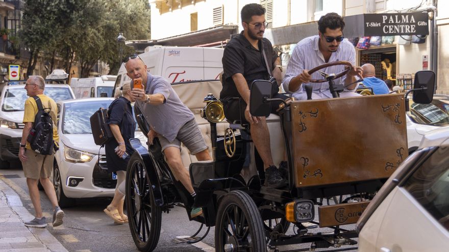 Un turista en uno de los nuevos prototipos de calesas.