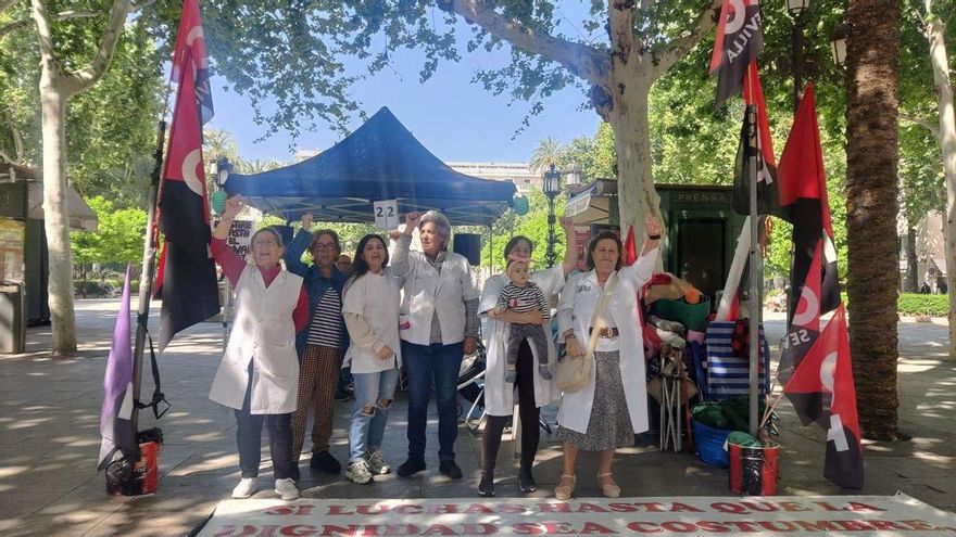 La acampada sin fin de las trabajadoras de atención a domicilio en Sevilla: "Un sector clave no puede estar en manos privadas"