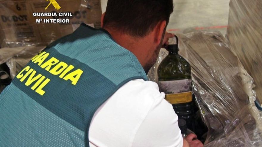 Inmovilizan 143.000 litros de mezcla de aceites que vendían como virgen extra en Extremadura y Andalucía