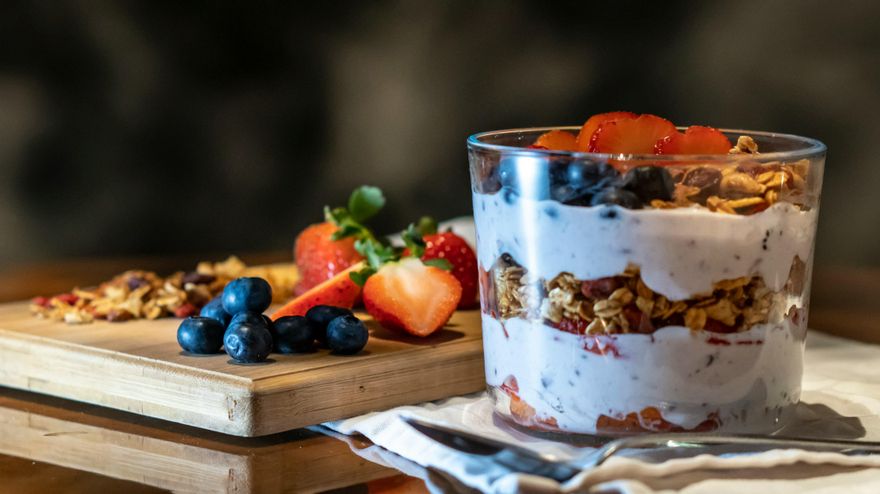 Cinco desayunos saludables y nutritivos que puedes preparar con yogur