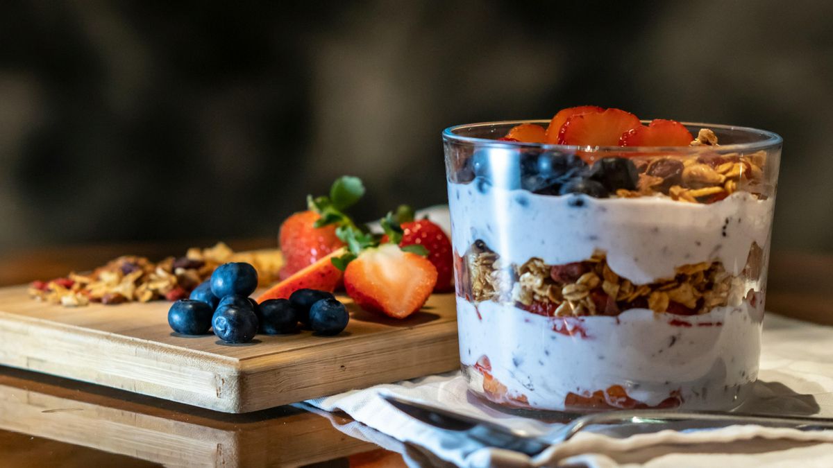 Cinco desayunos saludables y nutritivos que puedes preparar con yogur