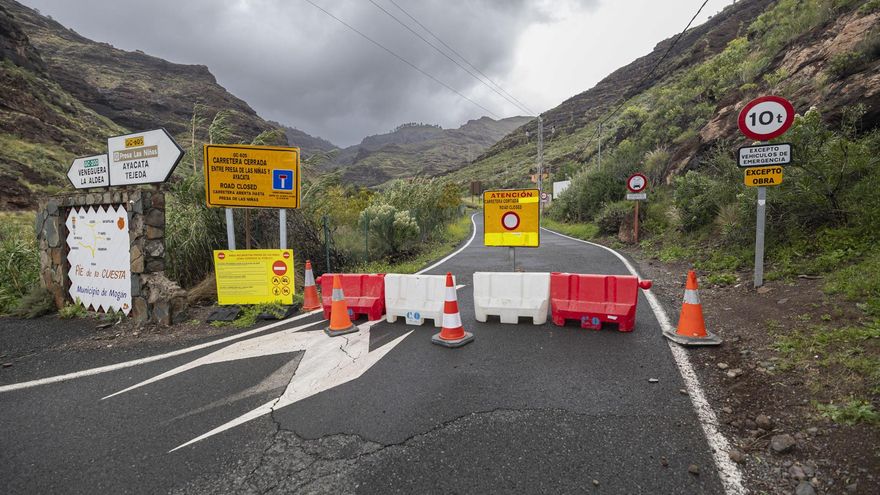 Carretera de Ayacata - Tejeda en el municipio de Mogán, cortada al trafico, por desprendimientos.