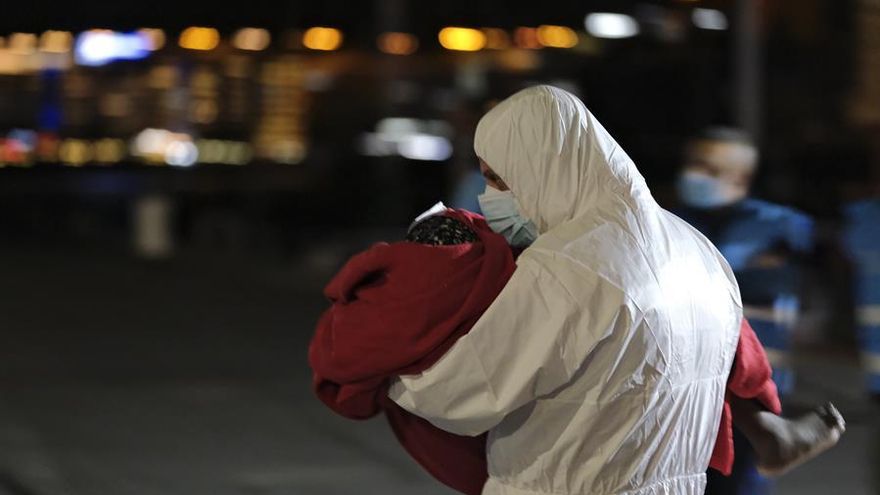 Una de las menores rescatadas en una patera al sur de Gran Canaria. EFE/Ángel Medina.