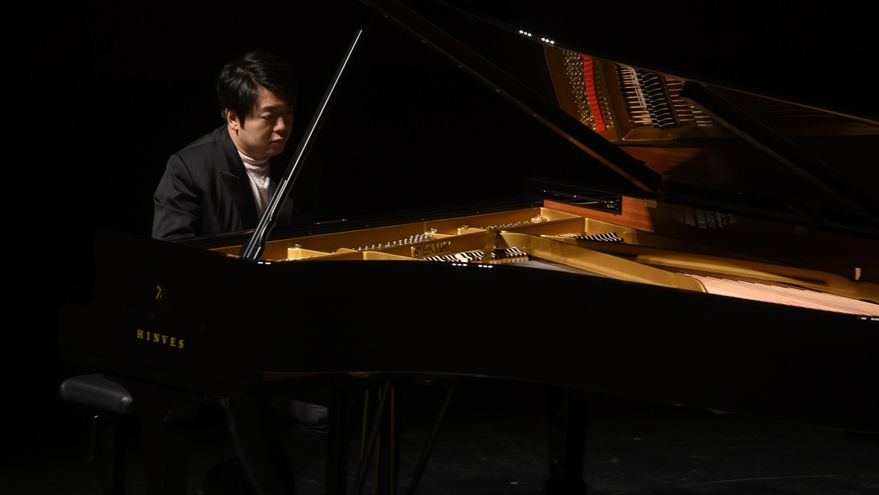 El pianista chino Lang Lang recibe la ovación de un entusiasmado Auditorio Nacional