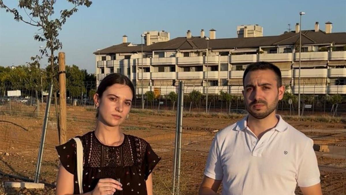 José Antonio Lara y Lucía García en la zona donde han aparecido los restos arqueológicos.