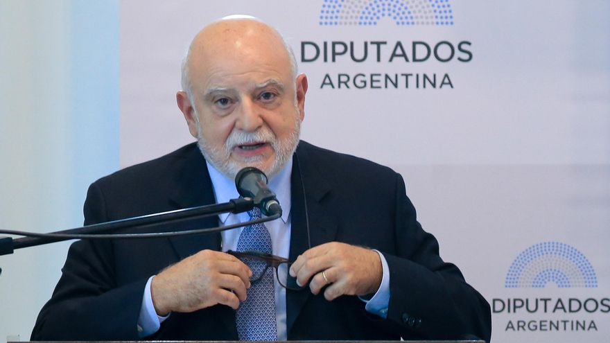 Milei echó a Barra de la Procuración: lo acusan de firmar un dictamen contra el Gobierno y de vivir en el exterior