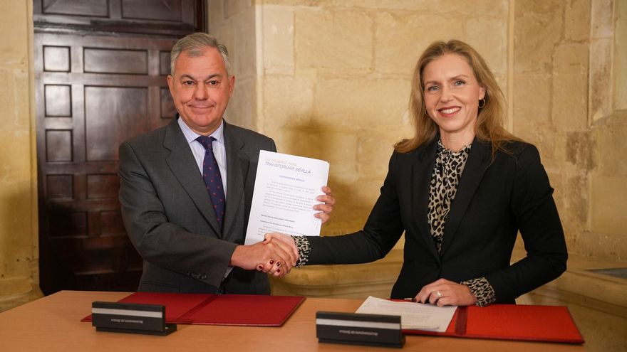 Moreno bendice el pacto del PP que mete de lleno las políticas de Vox en el Ayuntamiento de Sevilla