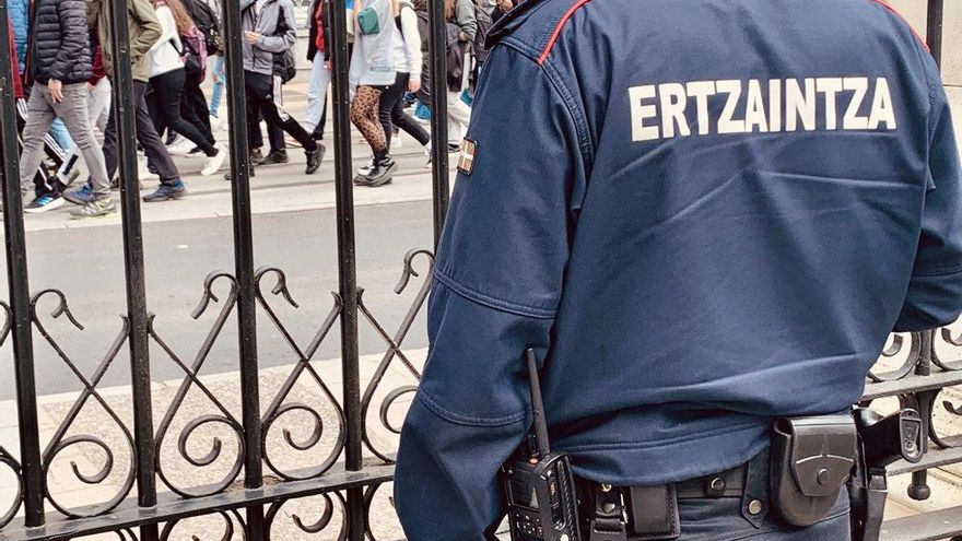 Un ertzaina vigila la manifestación desde el Parlamento Vasco