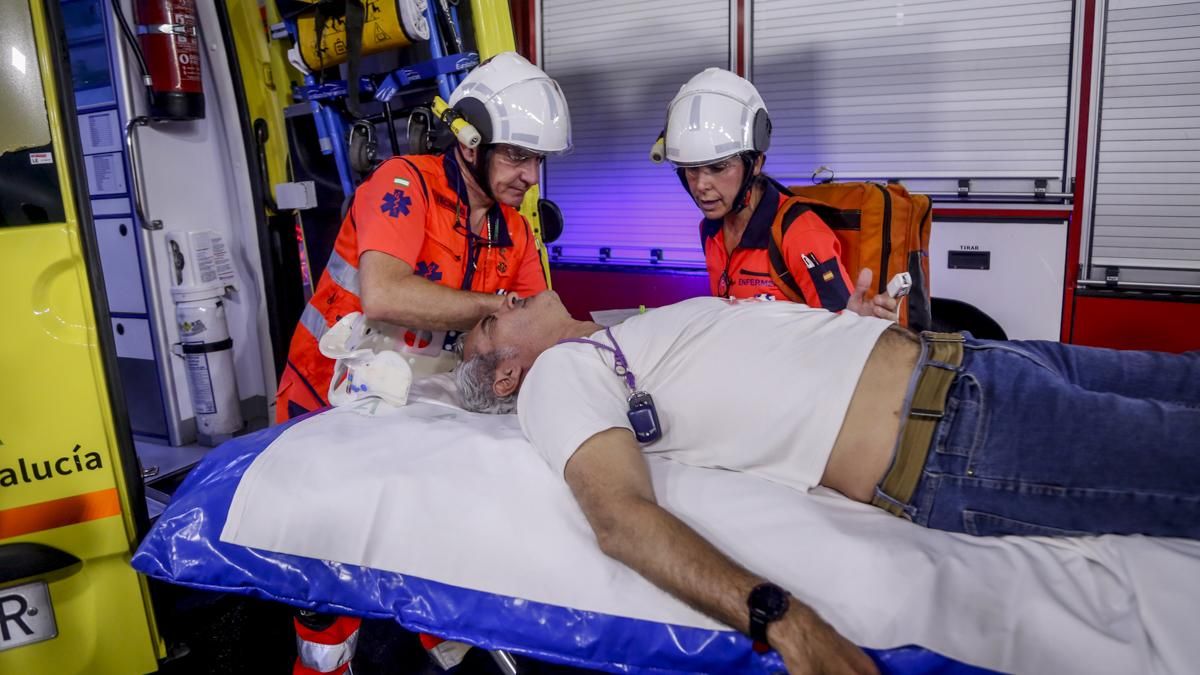 Atención de sanitarios en el simulacro de accidente en el túnel de los omeyas