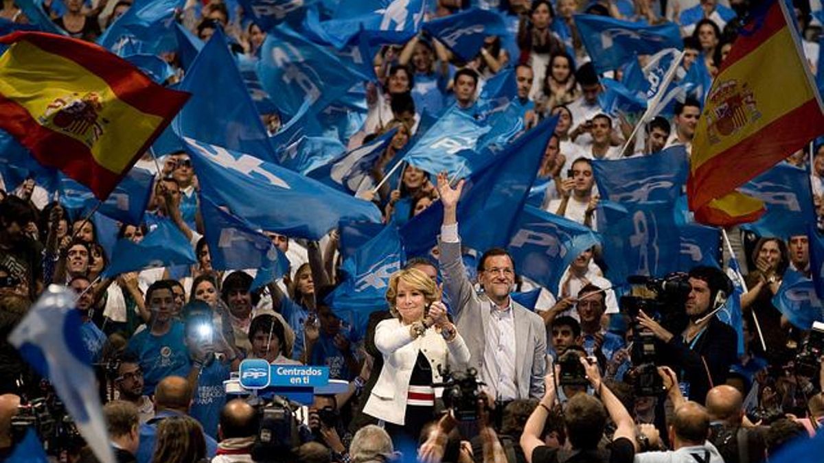 La presidenta del PP madrileño, Esperanza Aguirre, y el presidente del Gobierno, Mariano Rajoy, en el cierre de campaña de las autonómicas y municipales de 2011. / flickr del PP