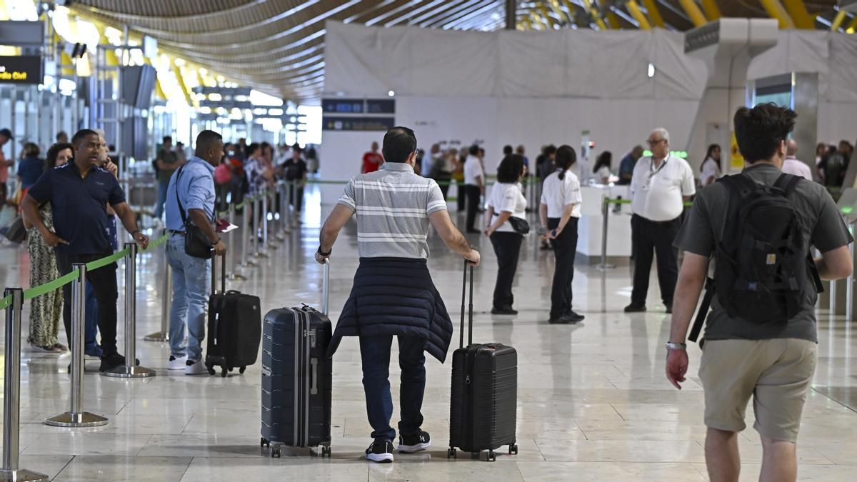 Las aerolíneas aumentan su oferta de vuelos para el invierno pero asumen la "alta incertidumbre" por Oriente Medio