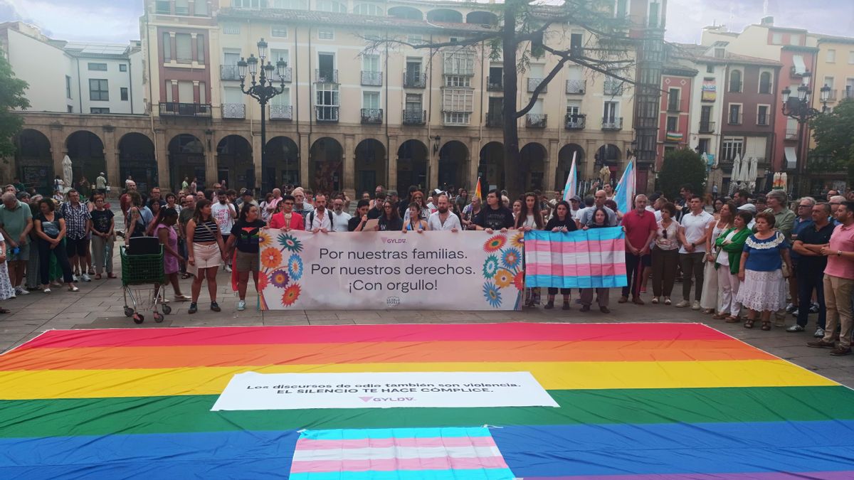 Concentración en Logroño para condenar las agresiones tránsfobas y homófobas del fin de semana del Orgullo