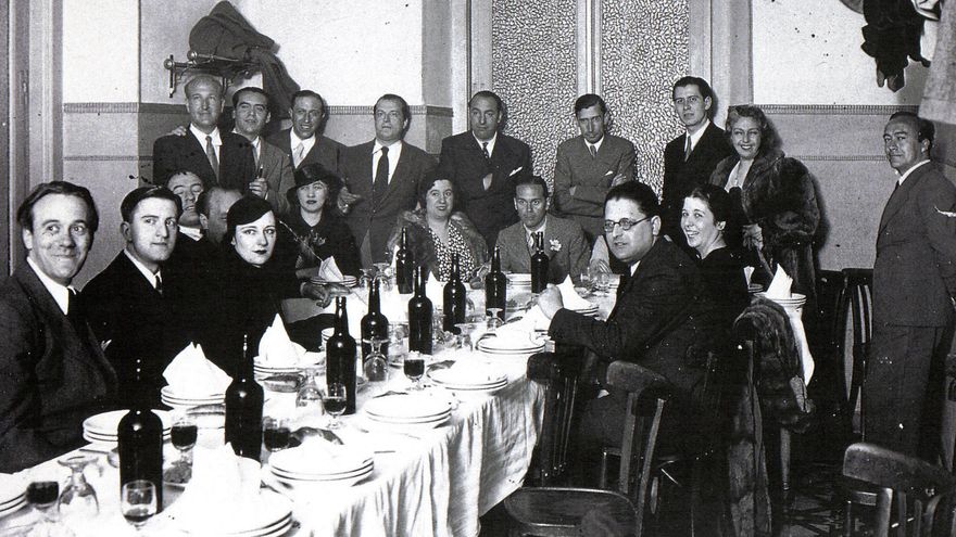 Ontañón, entre los invitados al banquete ofrecido a Luis Cernuda, tras publicar la obra 'La realidad y el deseo', en 1936