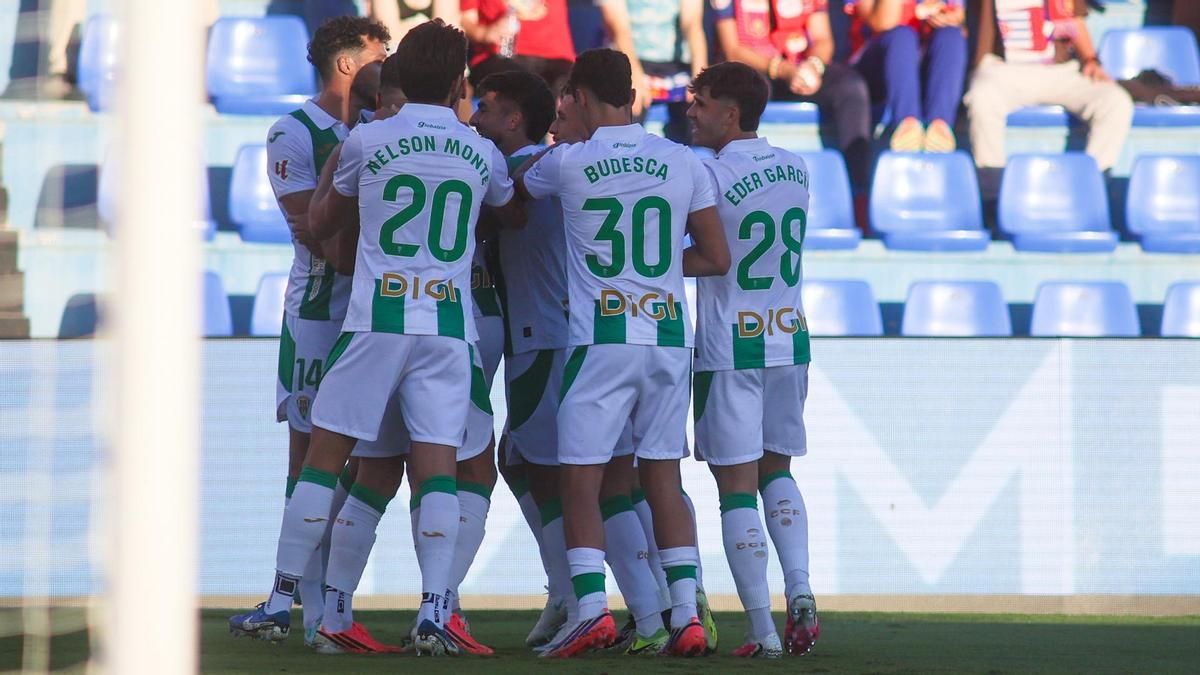 Jugadores del Córdoba CF celebran un gol