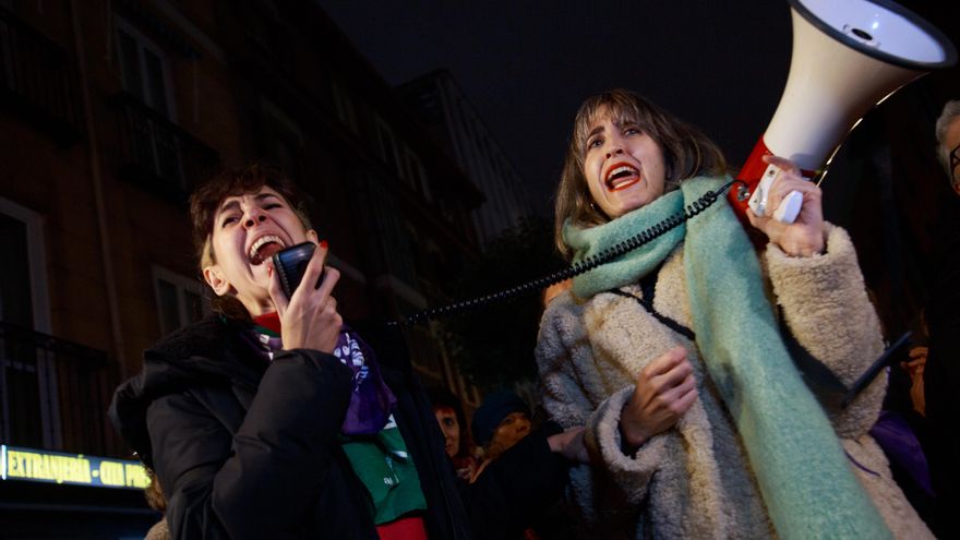 Dos participantes en la manifestación contra la violencia de género frente al Ministerio de Justicia.