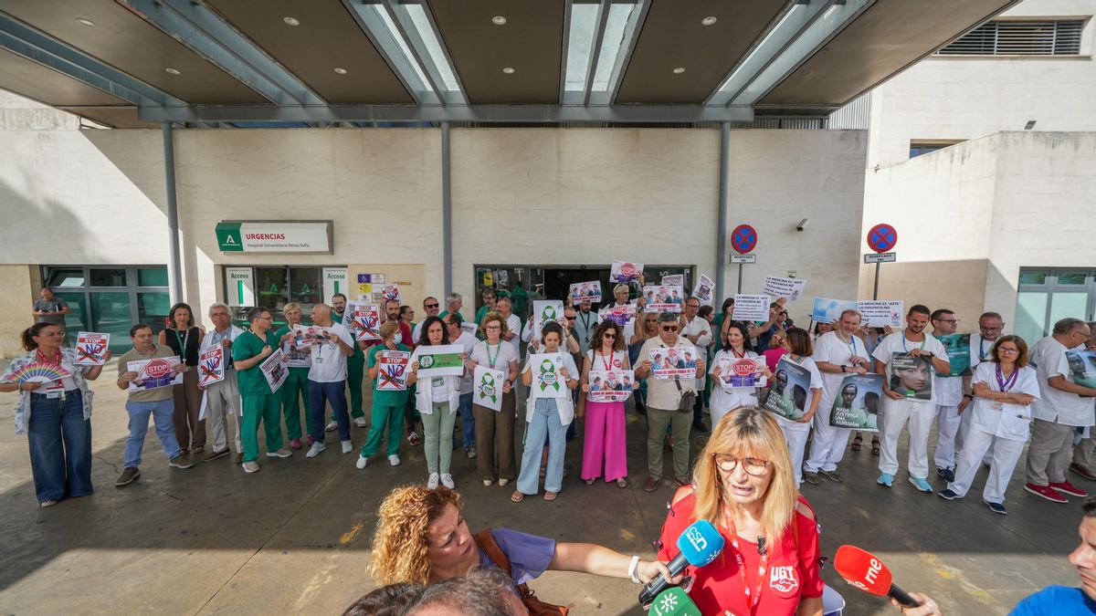 Representantes sindicales se concentran ante las Urgencias del Hospital Reina Sofía para protestar contra las agresiones a profesionales del SAS